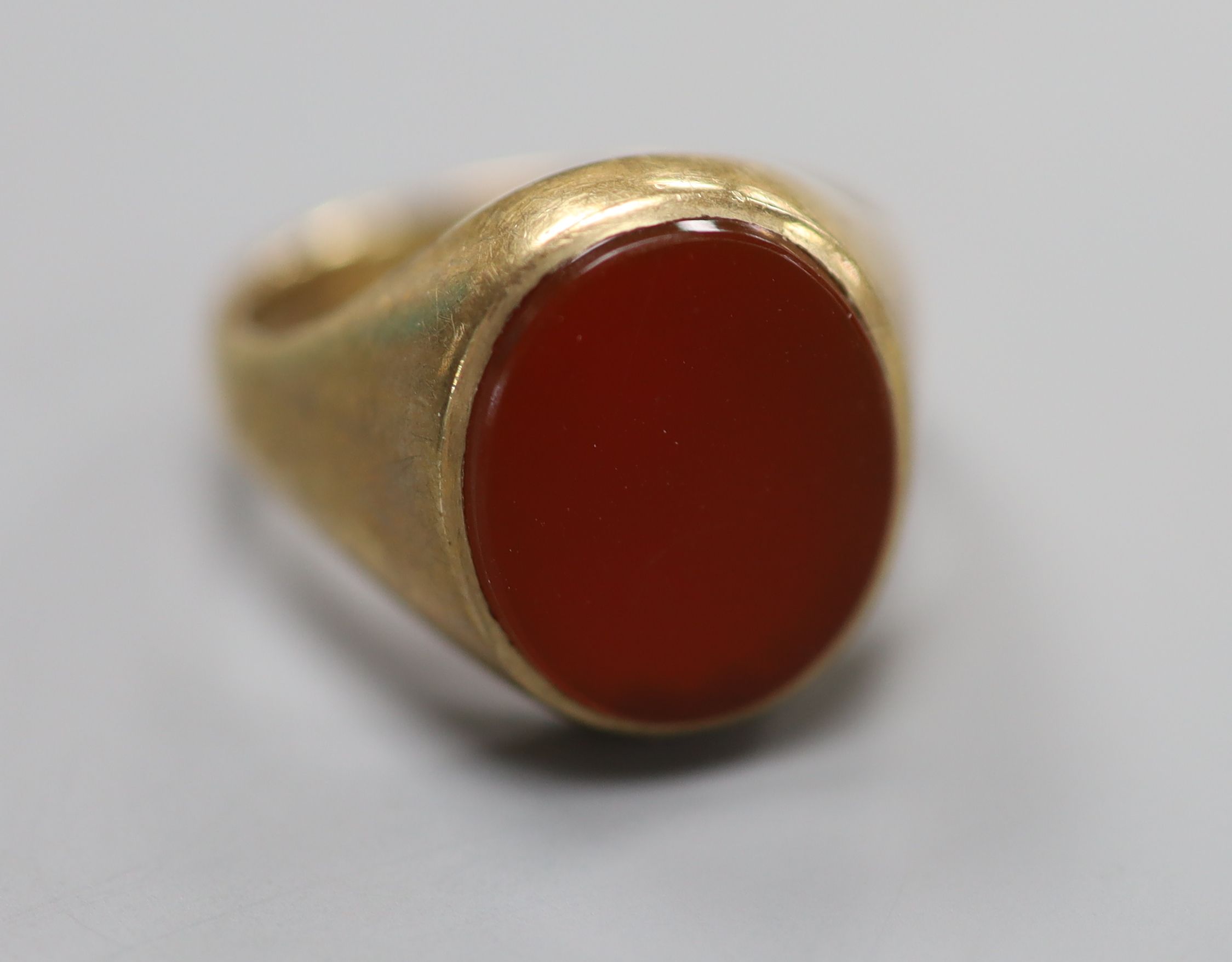 A modern 9ct gold and oval carnelian set signet ring, size N/O, gross 5.7 grams.